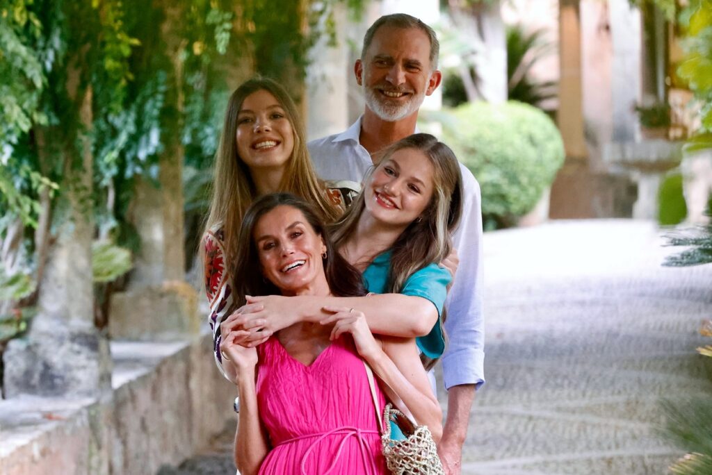 Los reyes Felipe y Letizia posan sonrientes con sus hijas en los jardines de Alfabia en Palma de Mallorca