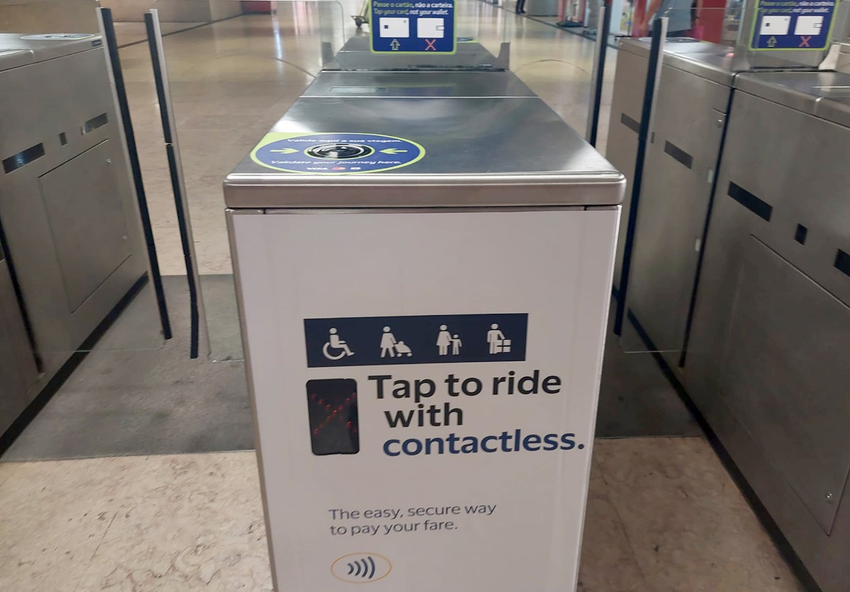 Tarjeta bancaria, móvil o smartwatch: Indra dota al metro de Lisboa con uno de los sistemas de acceso más cómodos y avanzados de Europa