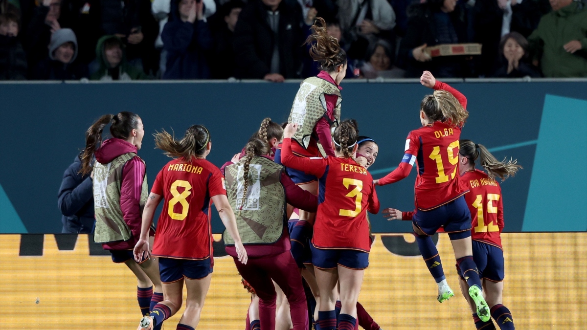 España celebra el gol de Paralluelo en la semifinal del mundial