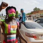 Un simpatizante de las fuerzas armadas con su cuerpo pintado con las banderas de Níger y Rusia durante un mitin en Niamey
