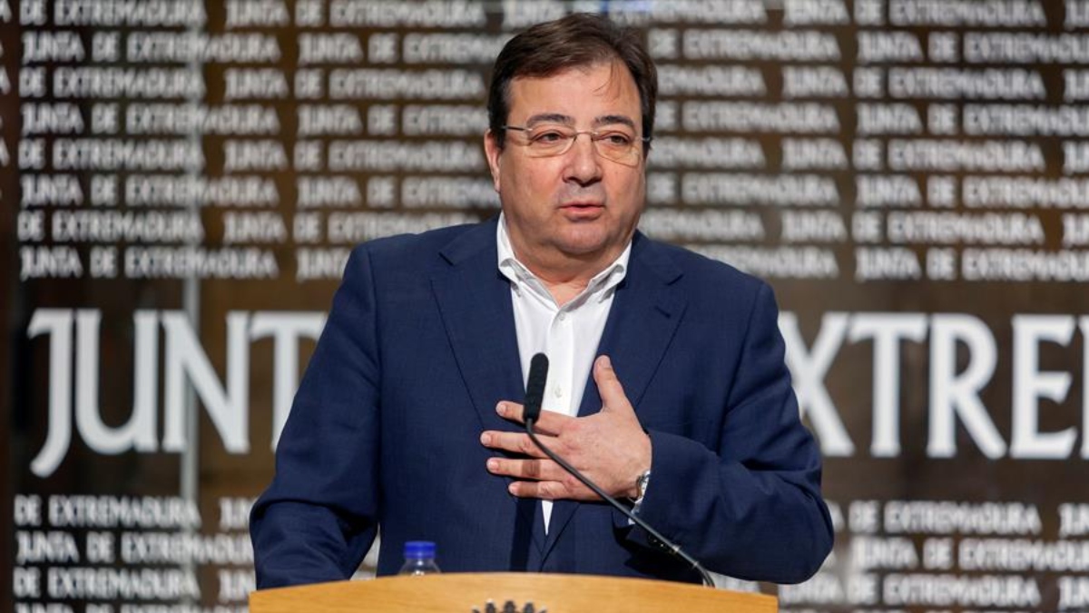 El presidente de la Junta de Extremadura, Guillermo Fernández Vara, informa este miércoles en Mérida sobre la conversación telefónica mantenida con el presidente del Gobierno en funciones, Pedro Sánchez
