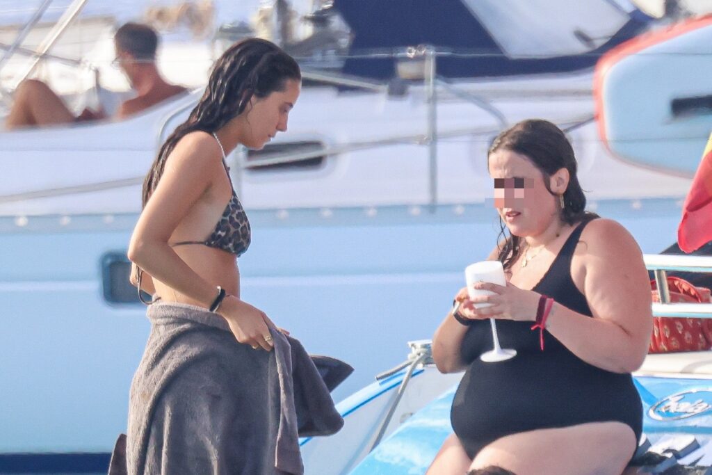 Victoria Federica sale a navegar con amigos en Formentera