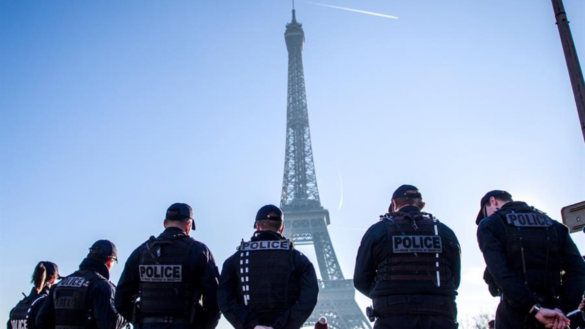 Varios agentes de la policía frente a la Torre Eiffel