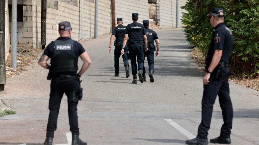 Agentes de policía en el exterior del domicilio en Alzira (Valencia) del atrincheramiento