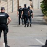 Agentes de policía en el exterior del domicilio en Alzira (Valencia) de uno de los últimos episodios de violencia de género