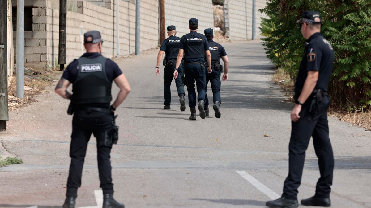 Agentes de policía en el exterior del domicilio en Alzira (Valencia) de uno de los últimos episodios de violencia de género