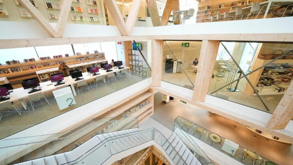 Así es el interior de la biblioteca Gabriel García Márquez de Barcelona, la mejor del mundo
