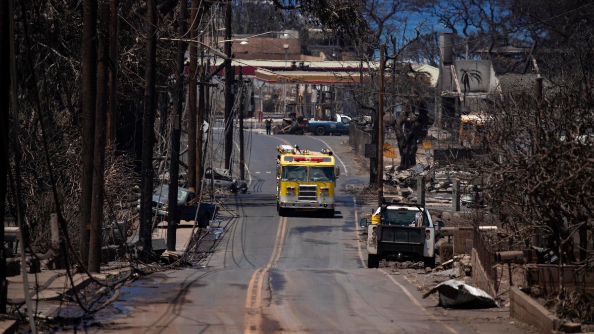 Bomberos patrullan por un barrio arrasado por las llamas en Lahaina