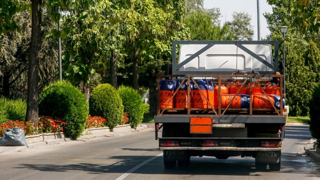 Camión cargado con varias bombonas de butano