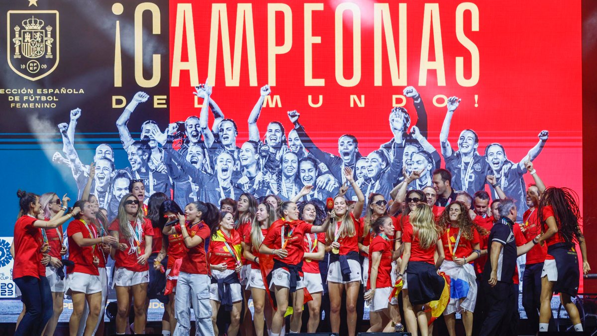 La Selección española de fútbo femenino en Madrid, campeonas del mundo