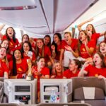 Las campeonas del mundo celebran su victoria en el Campeonato del Mundo dentro del avión en Doha, de camino a Madrid