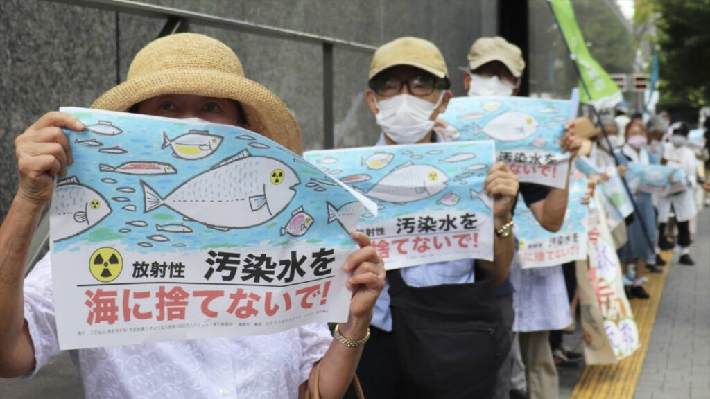 Protesta en Japón contra el vertido de agua contaminada tratada de Fukushima en el mar