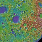Mapa topográfico lunar a partir de más de 2.400 millones de fotografías tomadas por el Lunar Reconnaissance Orbiter de la NASA. Las grandes cuencas casi circulares muestran los efectos de los primeros impactos y la formación de cráteres, cuando se estaba formando la Luna y todo el sistema solar. Tras la invención del telescopio se le fueron asignando nombres a los cráteres, mares y montañas