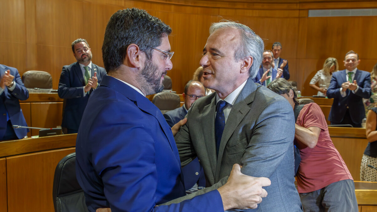 El popular Jorge Azcón (d) saluda al portavoz de Vox y próximo vicepresidente, Alejandro Nolasco