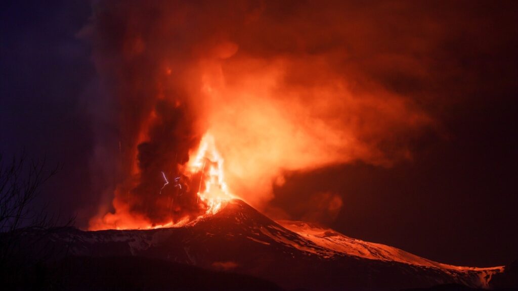El volcán Etna entra de nuevo en erupción y obliga a cerrar el aeropuerto de Catania