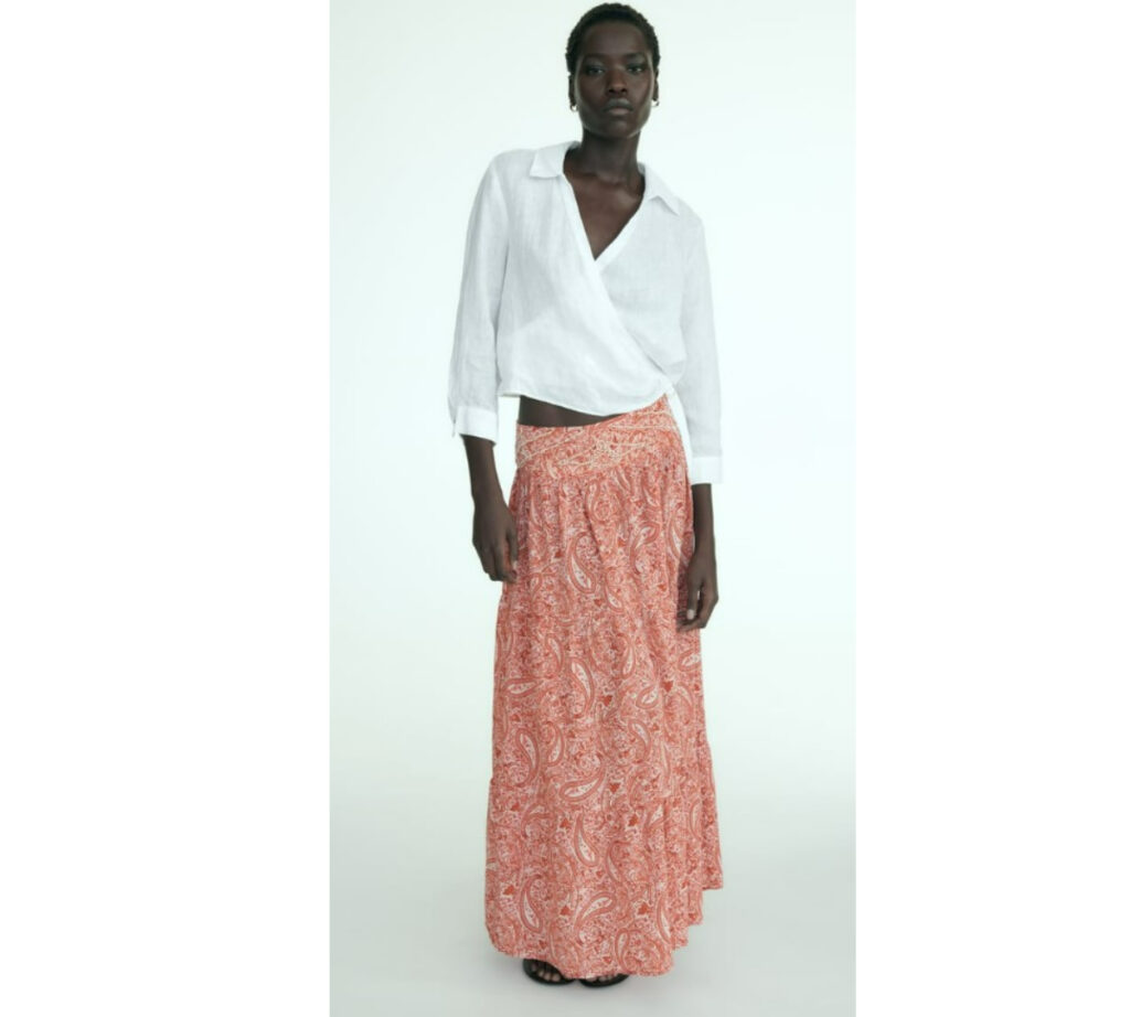 Falda larga y estampada, de Zara