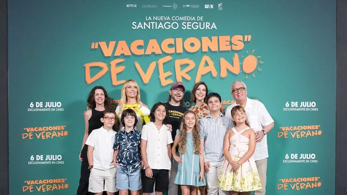 Foto de familia durante un photocall en la presentación de su nueva película ‘Vacaciones de verano’