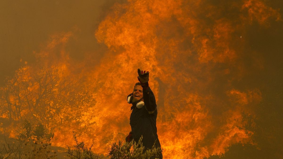 Un bombero lucha contra los incendios en Grecia. Concretamente, el fuego de Evros