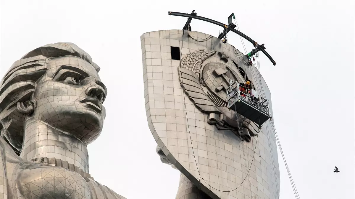 La estatua 'Madre Patria' de Ucrania mientras los operarios retiran la hoz y el martillo de su escudo