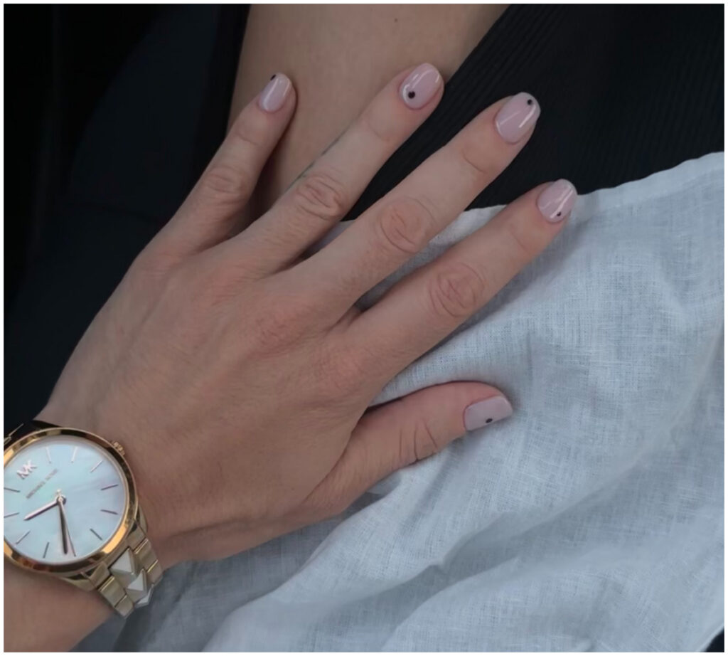 Manicura blanca con detalles minimalistas