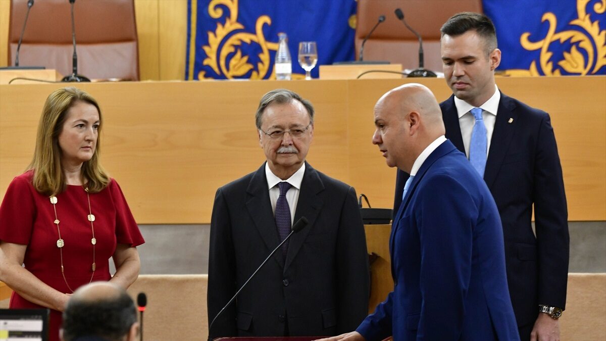 Juan Jesús Vivas (PP), Juan Gutiérrez (PSOE) y Carlos Verdejo (VOX) durante la sesión de constitución del Ayuntamiento de Ceuta