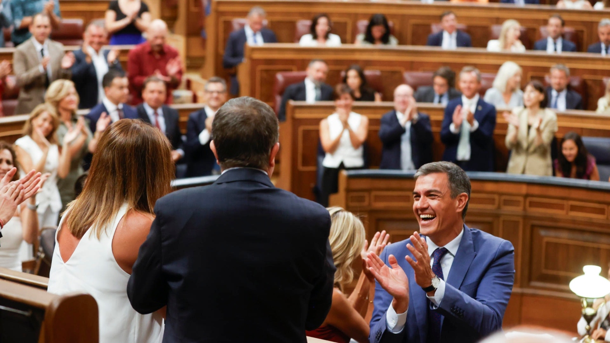 Pedro Sánchez aplaude a Francina Armengol tras ser elegida presidenta del Congreso