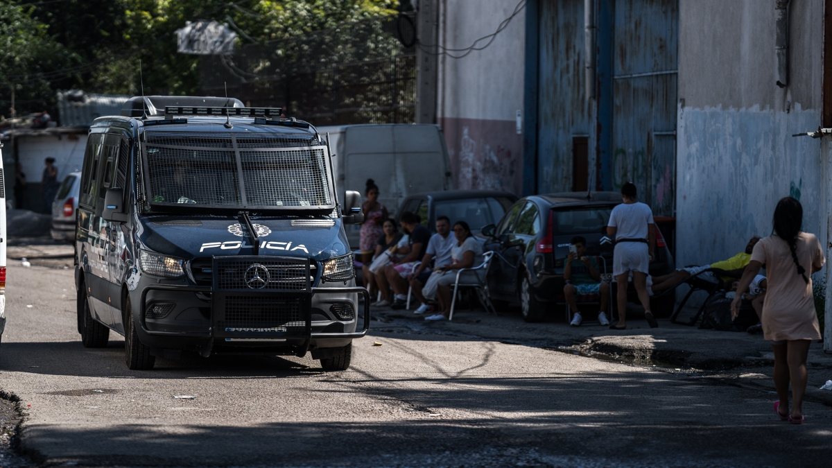 Una furgoneta de la Policía Nacional en el sector seis de la Cañada Real Galiana