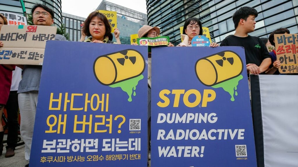 Protesta en Corea del Sur contra el vertido de agua contaminada tratada de Fukushima en el mar