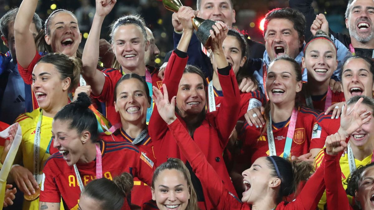 La reina Letizia celebra junto a la selección la victoria en el Mundial