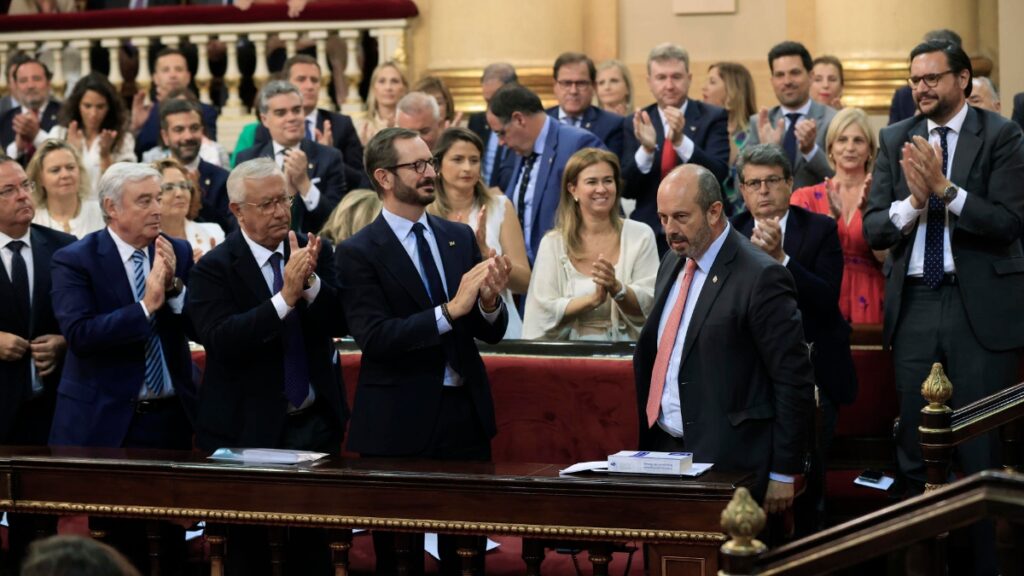 El PSOE necesita el aval del PP para ceder senadores a Junts y PNV