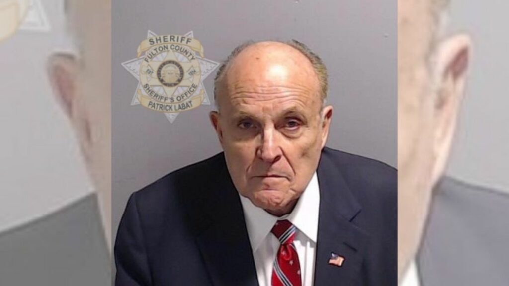 Rudy Giuliani que, como a Donald Trump, le han realizado una ficha policial