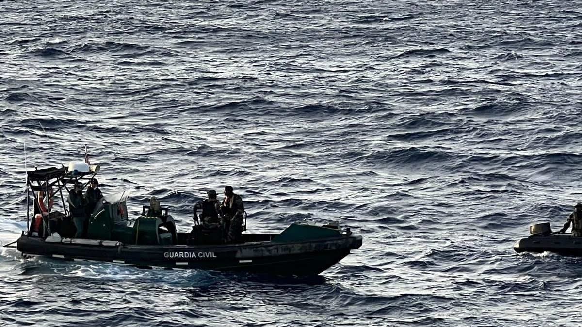 La Guardia Civil traslada a los inmigrantes al buque senegalés