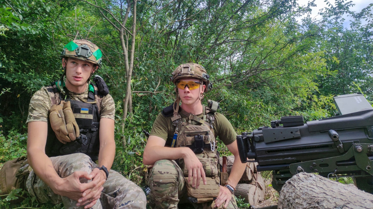 Dos soldados ucranianos hacen guardia en una posición defensiva de la zona del frente de Kupiansk