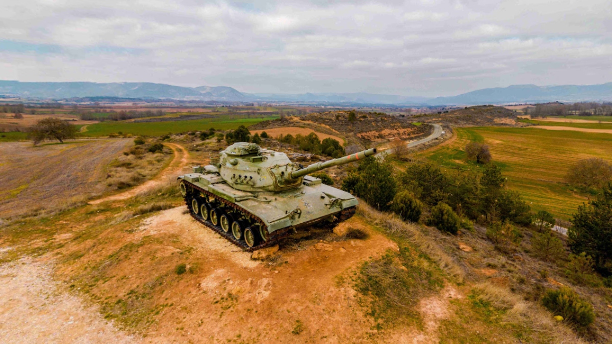 El pueblo de España con un tanque como atracción turística