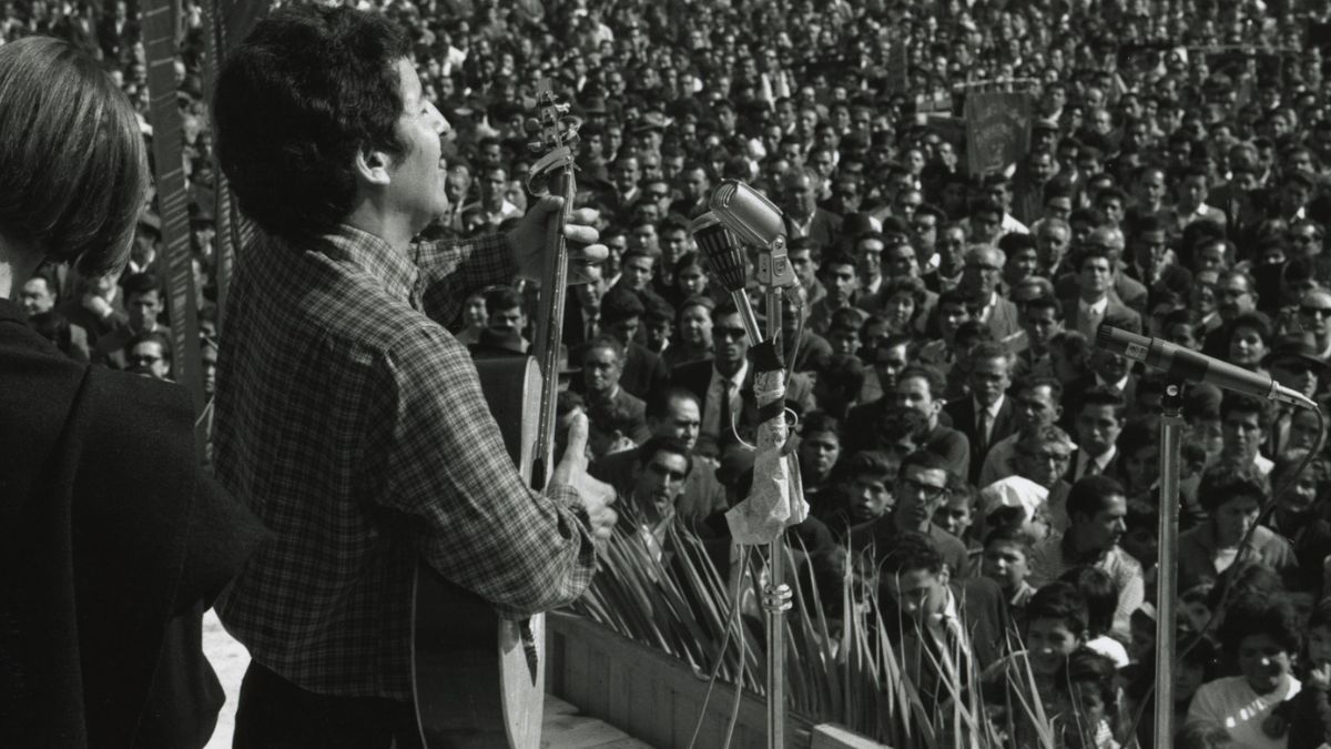 Víctor Jara en un concierto
