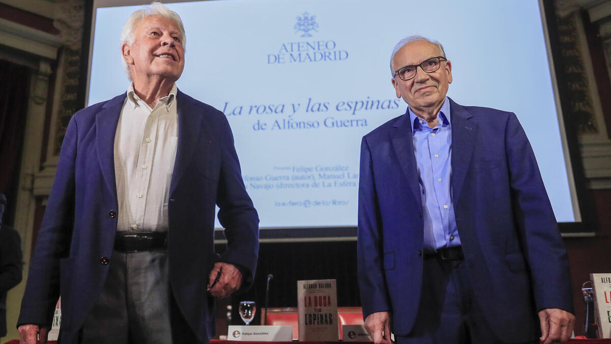 El ex vicepresidente del Gobierno Alfonso Guerra (d), junto al expresidente Felipe González, este miércoles.