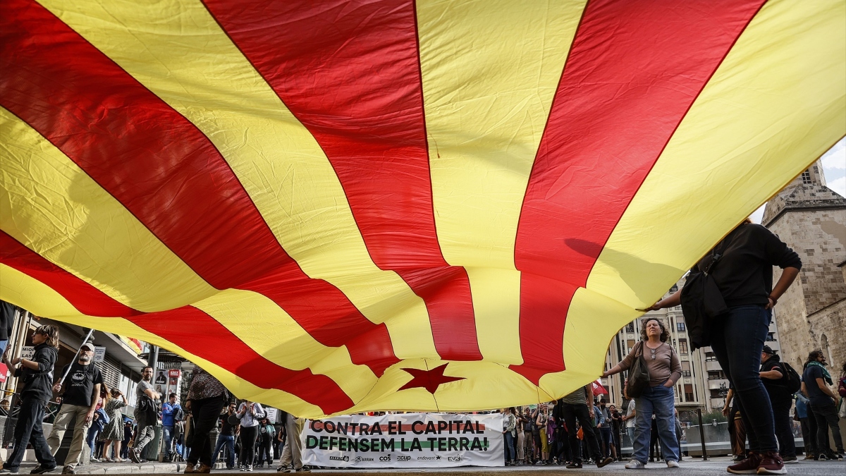 Varias personas sujetan una estelada durante la manifestación bajo el lema 'Horitzó País Valencià'