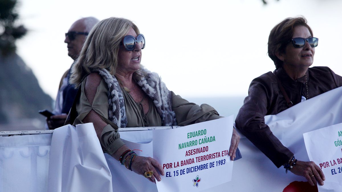 La presidenta de COVITE, Consuelo Ordóñez, sostiene una pancarta en contra de la manifestación convocada a favor de los presos de ETA