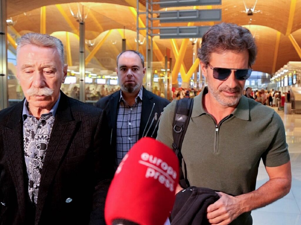 El actor Rodolfo Sancho y el abogado, Marcos García Montes, en el aeropuerto de Barajas de Madrid