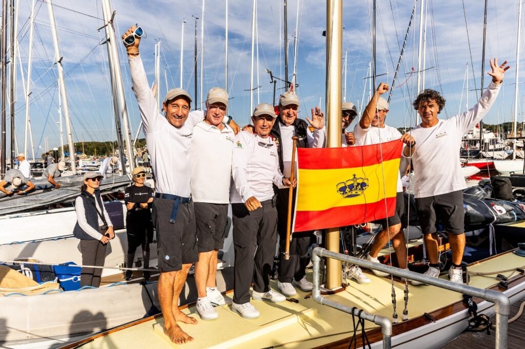 El rey Juan Carlos I y la tripulación del Bribón se convierten en ganadores mundiales de vela de clase 6m por tercera vez