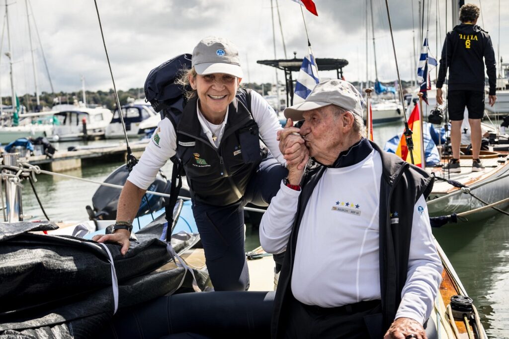 El rey Juan Carlos, acompañado por su hija, la infanta Elena, se prepara para participar con el Bribón en el campeonato mundial de vela de la clase 6m que se celebra en la isla de Wight (Reino Unido)