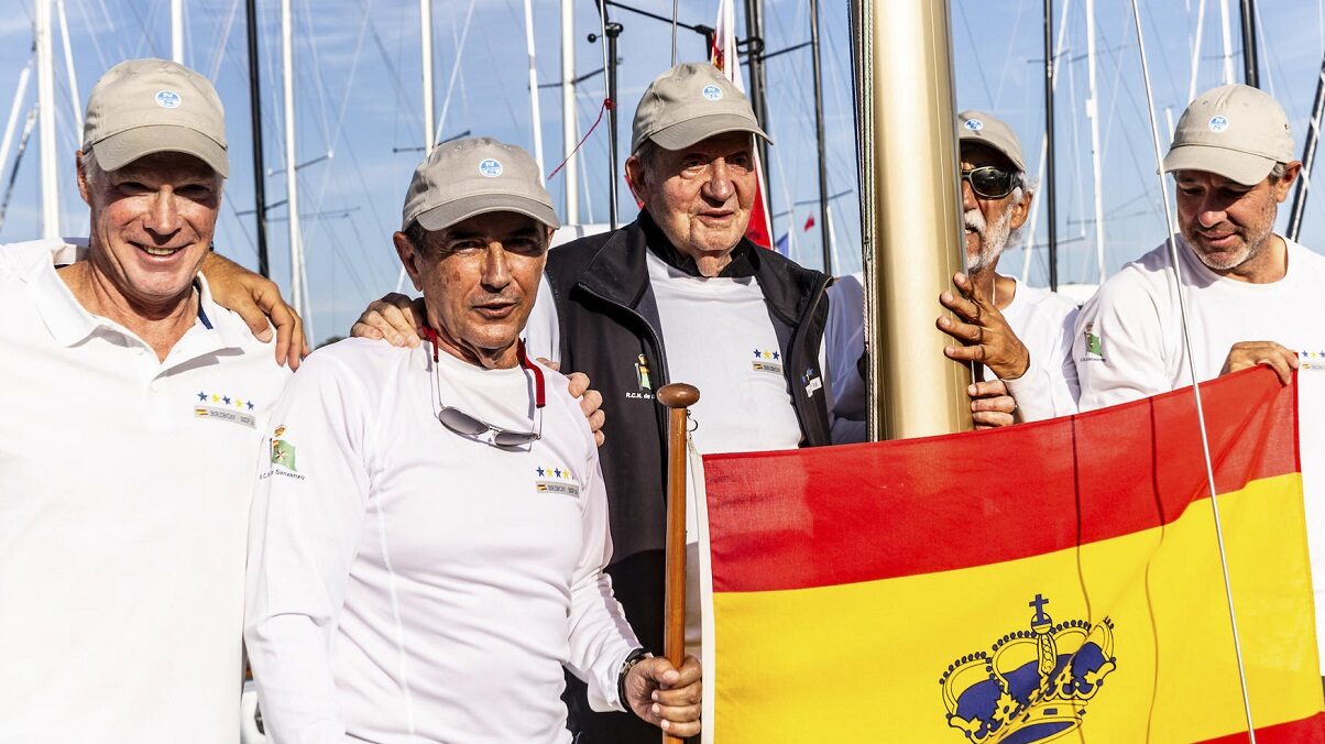 El rey Juan Carlos y su equipo del Bribón se convierten en ganadores del mundo de vela de clase 6m