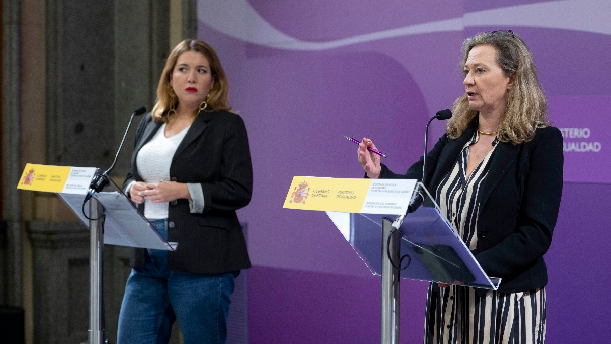 La secretaria de Estado de Igualdad Ángela Rodríguez 'Pam' (i) y la delegada del Gobierno contra la Violencia de Género, Victoria Rosell