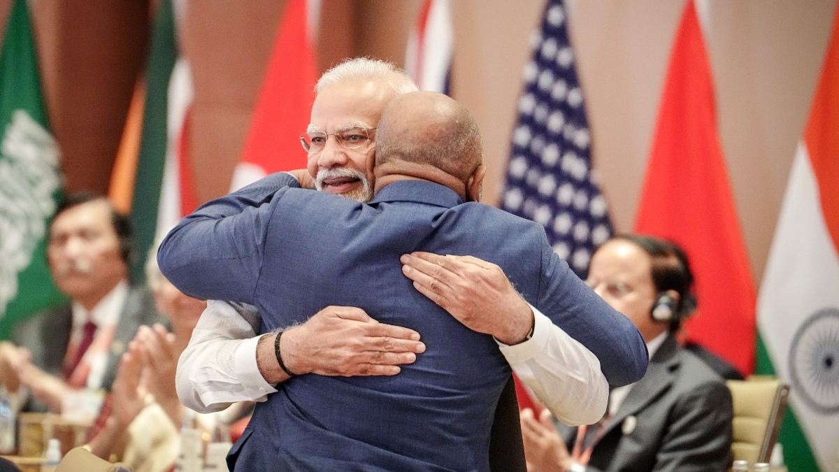 El presidente de las Comoras se ha acercado al mandatario indio y le ha dado un abrazo