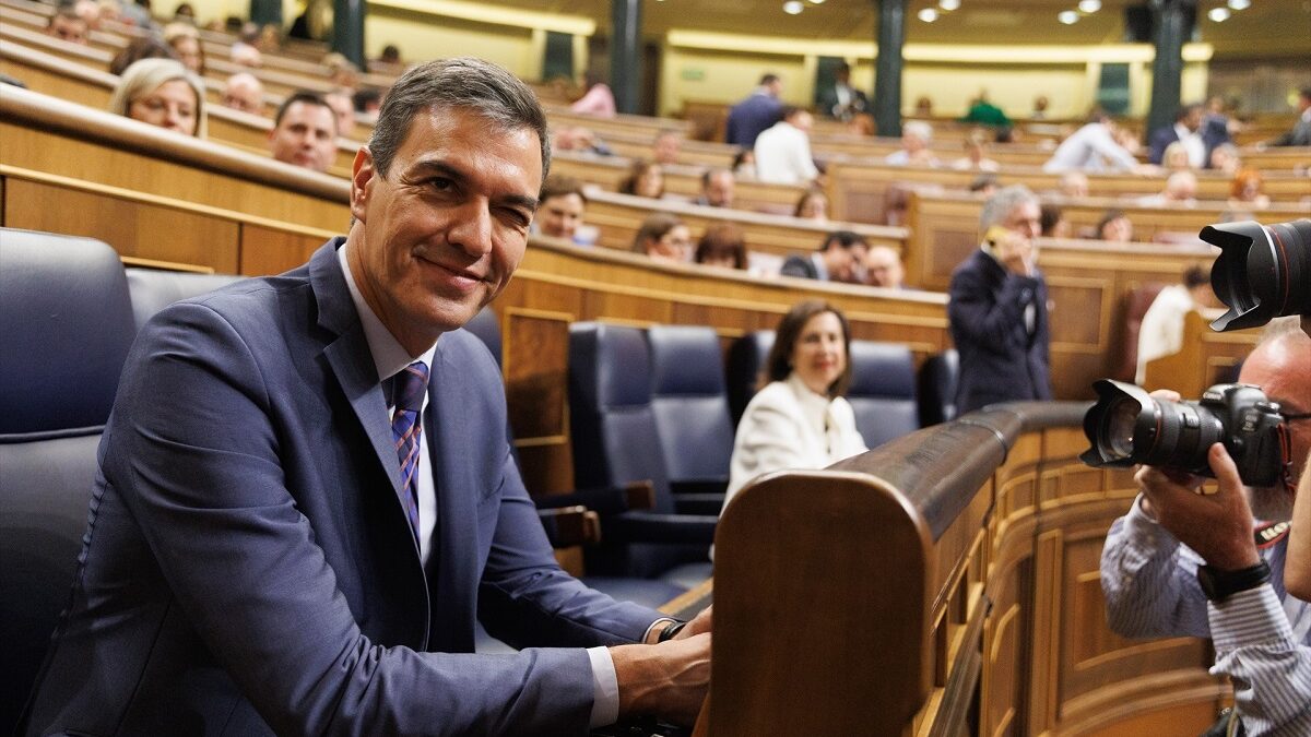 La pasividad del Gobierno con el nuevo cuerpo diplomático catalán abre un frente a Sánchez en el Congreso