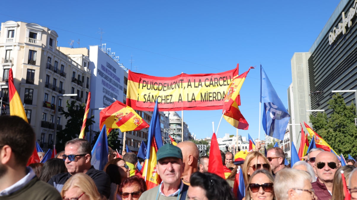 Simpatizantes con pancartas durante una manifestación organizada por el PP en la Plaza de Felipe II