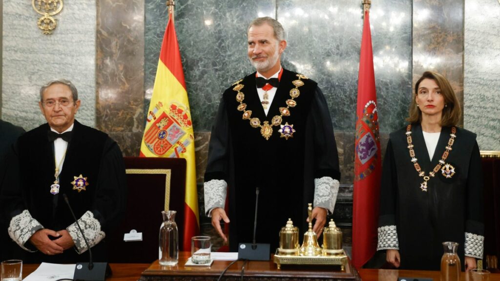 El rey Felipe VI, acompañado por el presidente interino del Tribunal Supremo Francisco, Marín Castán, y de la ministra de Justicia en funciones, Pilar Llop