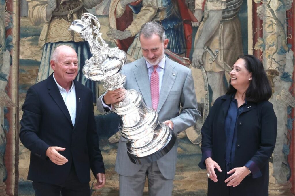 Felipe VI recibe a Jaume Collboni, Wayne Griffiths y Grant Dalton en su visita a Barcelona