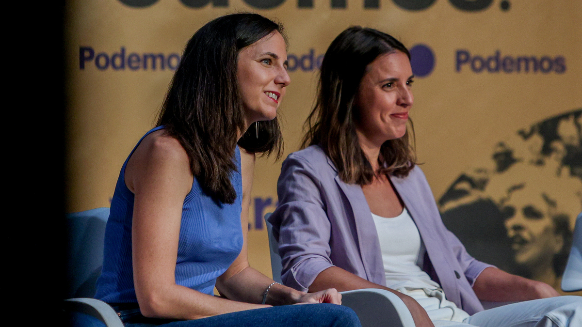 La secretaria general de Podemos (i), y la ministra de Igualdad, Irene Montero, ambas en funciones.