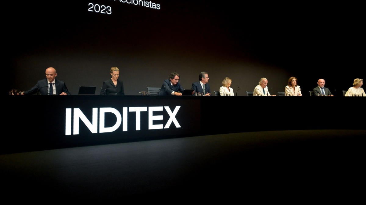 El consejero delegado de Inditex, Óscar García Maceiras (1i), y la presidenta de Inditex, Marta Ortega